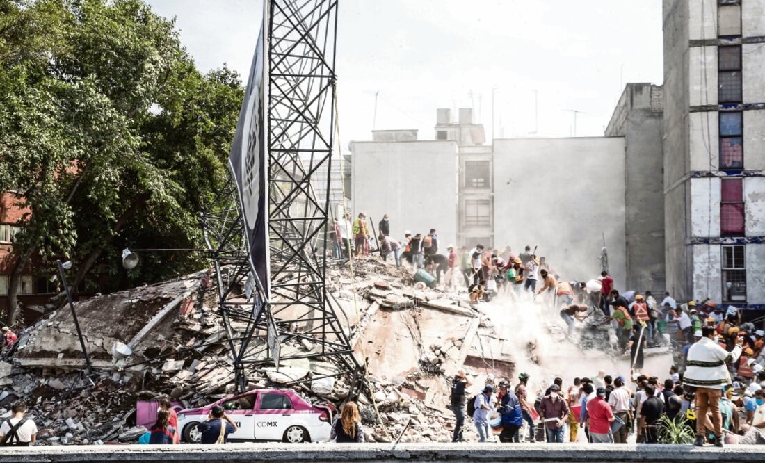 Luego de los efectos del sismo, vecinos, amigos y desconocidos salieron a las calles para levantar escombros y mover piedra por piedra en busca de vida (ARCHIVO EL UNIVERSAL)