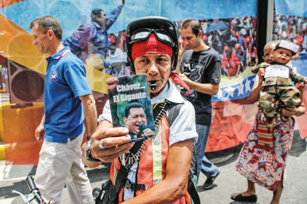 Una venezolana sostiene una foto del fallecido Hugo Chávez, al recordar los 15 años del golpe de Estado que depuso brevemente al entonces mandatario (BORIS VERGARA. XINHUA)