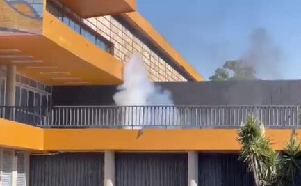 Alumnos de Artes y Diseño de la UNAM marchan a Rectoría; exigen destitución de director y queman puerta