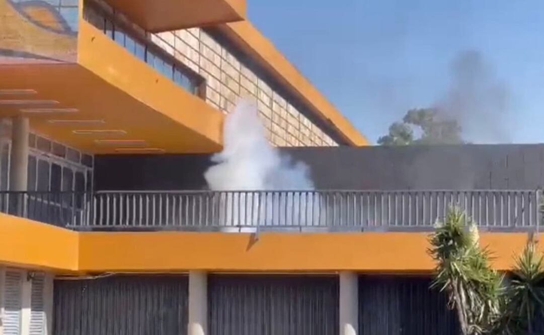 Manifestantes de la Facultad de Artes y Diseño queman puerta de Rectoría de la UNAM. Foto: Especial