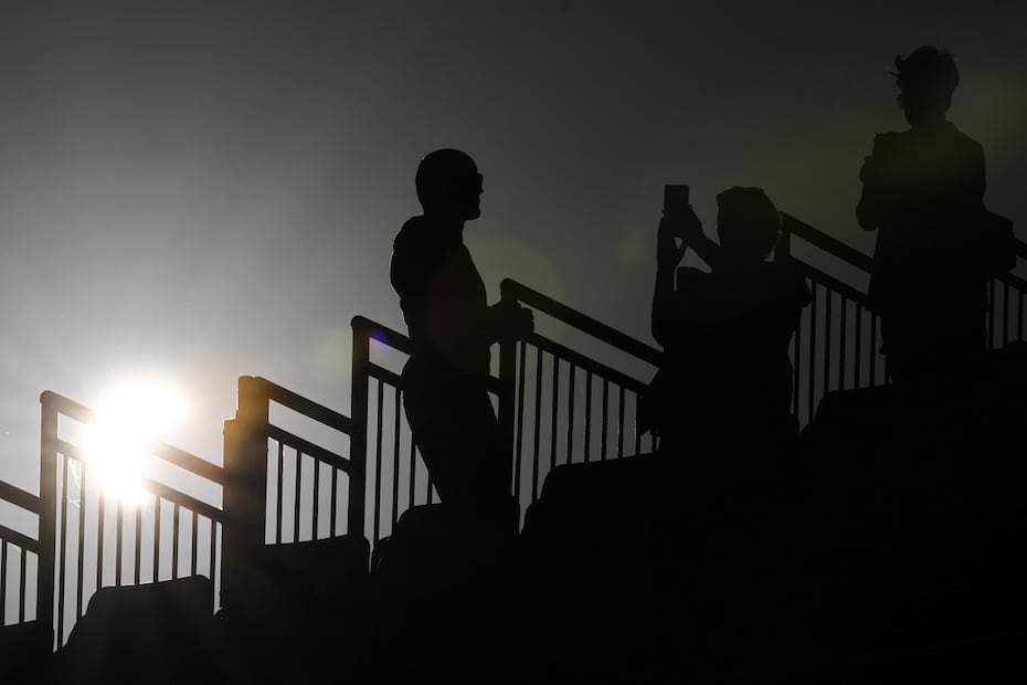 Curiosos observan el eclipse solar durante el Campeonato Europeo de Atletismo, en Birmingham, Reino Unido. FOTO: EFE