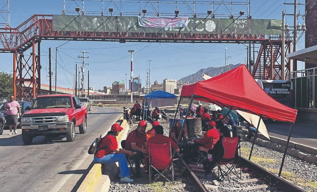 Maestros de Chihuahua bloquearon las vías del tren e impidieron el paso de ferrocarriles. Foto: Christian Torres/ EL UNIVERSAL