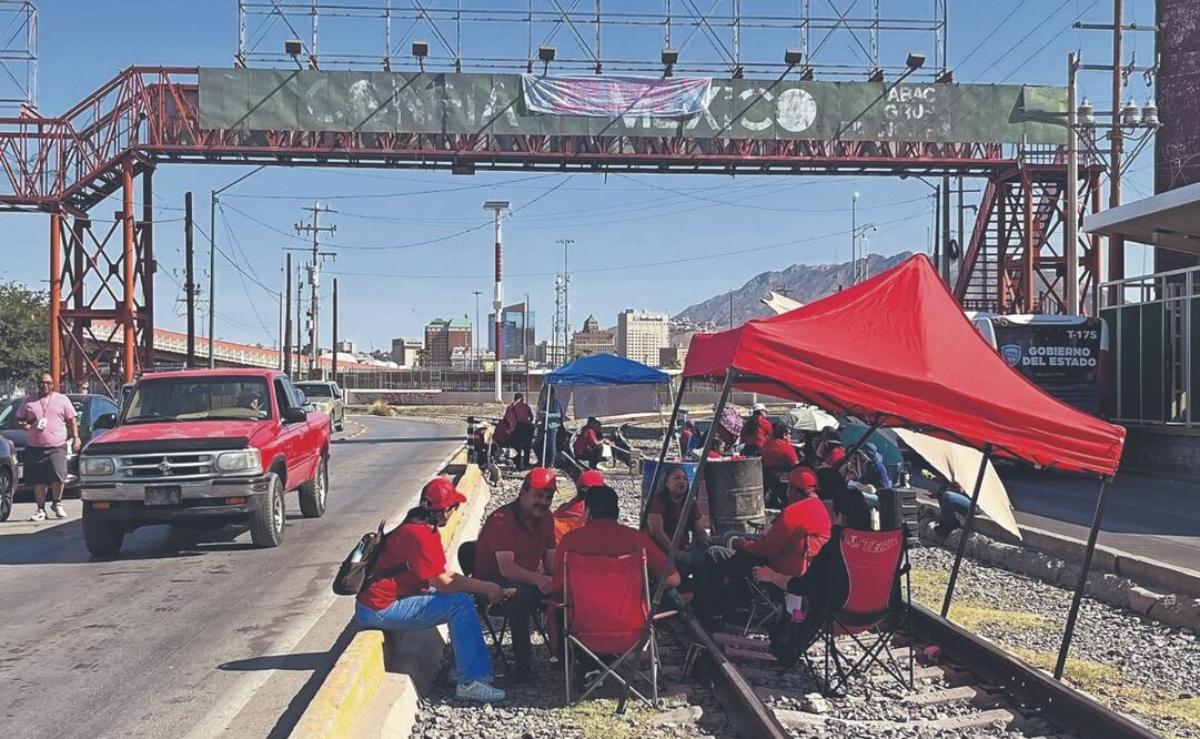 Maestros de Chihuahua bloquearon las vías del tren e impidieron el paso de ferrocarriles. Foto: Christian Torres/ EL UNIVERSAL