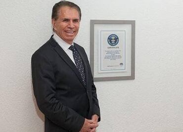 Se retira de la televisión el presentador de noticias con más años al aire