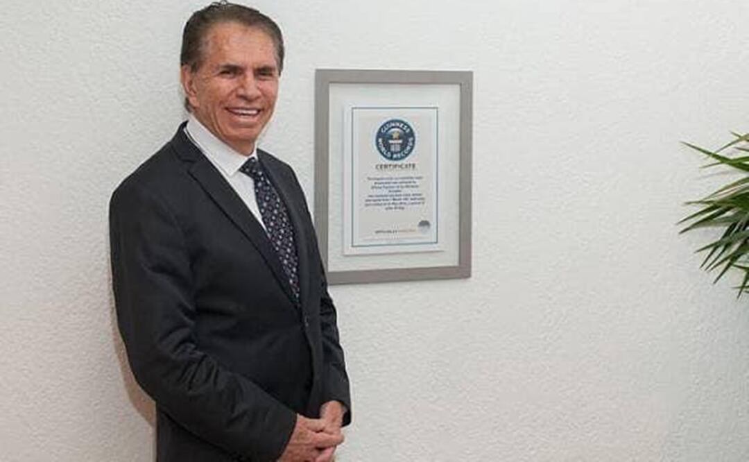 El presentador de noticieros más longevo de la televisión ecuatoriana, Alfonso Espinosa de los Monteros. Foto: Facebook @Alfonso Espinosa de los Monteros