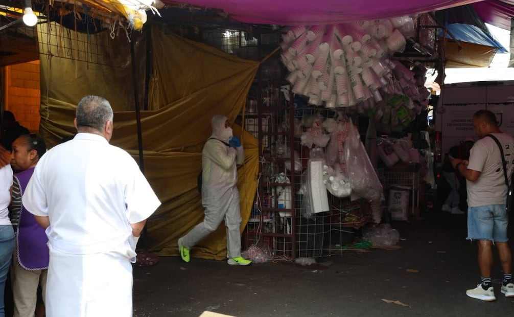 Muere trabajador tras quedar atrapado en una coladera del mercado de La Merced. Foto: Osmar Alvarado / EL UNIVERSAL