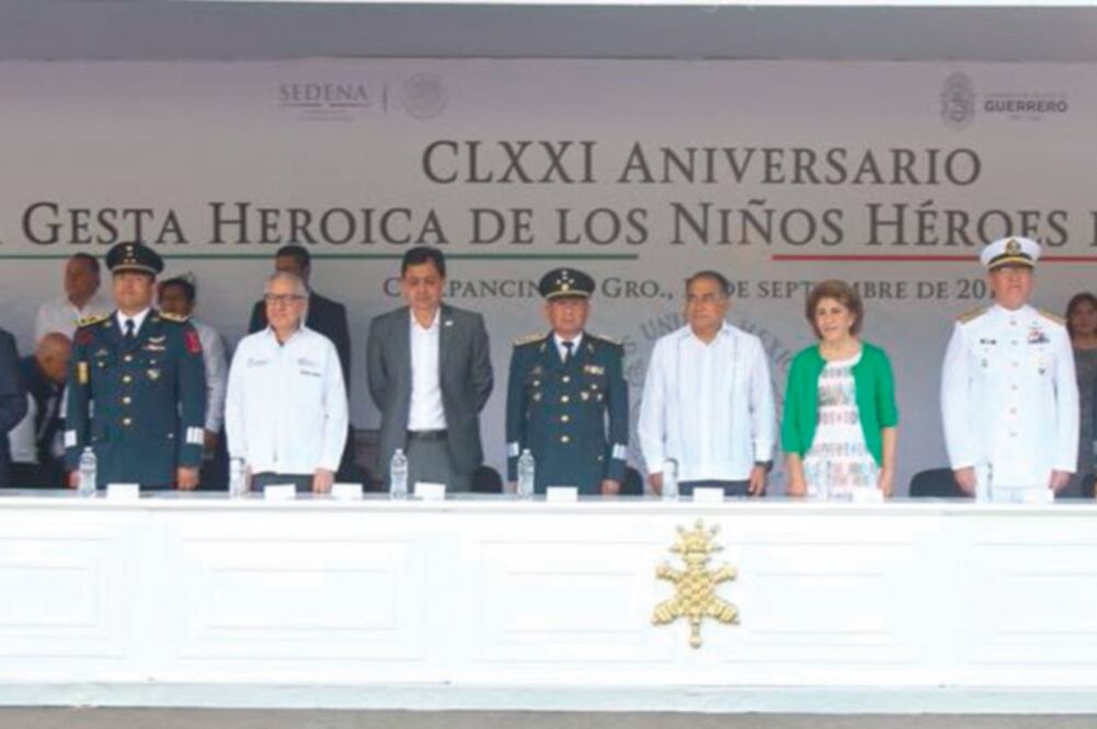 El gobernador guerrerense Héctor Astudillo Flores asistió al homenaje a los Niños Héroes en la explanada del 50 Batallón de Infantería.