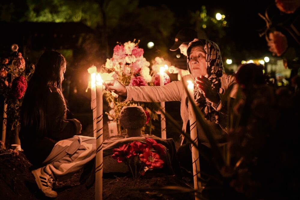 En Atozmpa, con música y rezos, las familias acompañan la velación en los panteones. Foto: Mario Antonio Martínez / El Universal