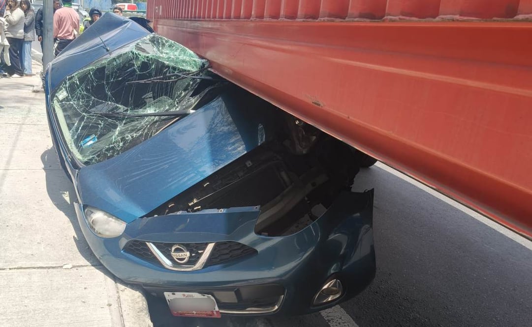 Tráiler choca contra automóvil en la bajada de Reforma hacia Toluca. Foto: Especial