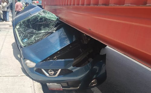 Tráiler choca contra automóvil en la bajada de Reforma hacia Toluca; cinco personas resultan lesionadas