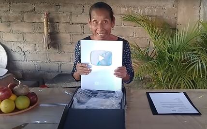 El canal de Doña Lupita recibe el botón de plata en YouTube