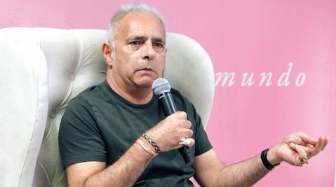 El escritor Hanif Kureishi sufrió accidente que lo dejó paralizado: "No puedo mover mis brazos ni mis piernas"