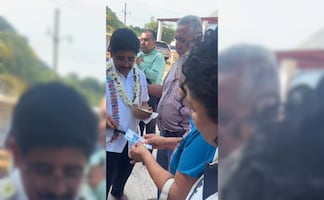 Hugo Aguilar regala mil pesos a mujer en Oaxaca; revisa cumplimiento de sentencia para descontaminar Río Santo Domingo