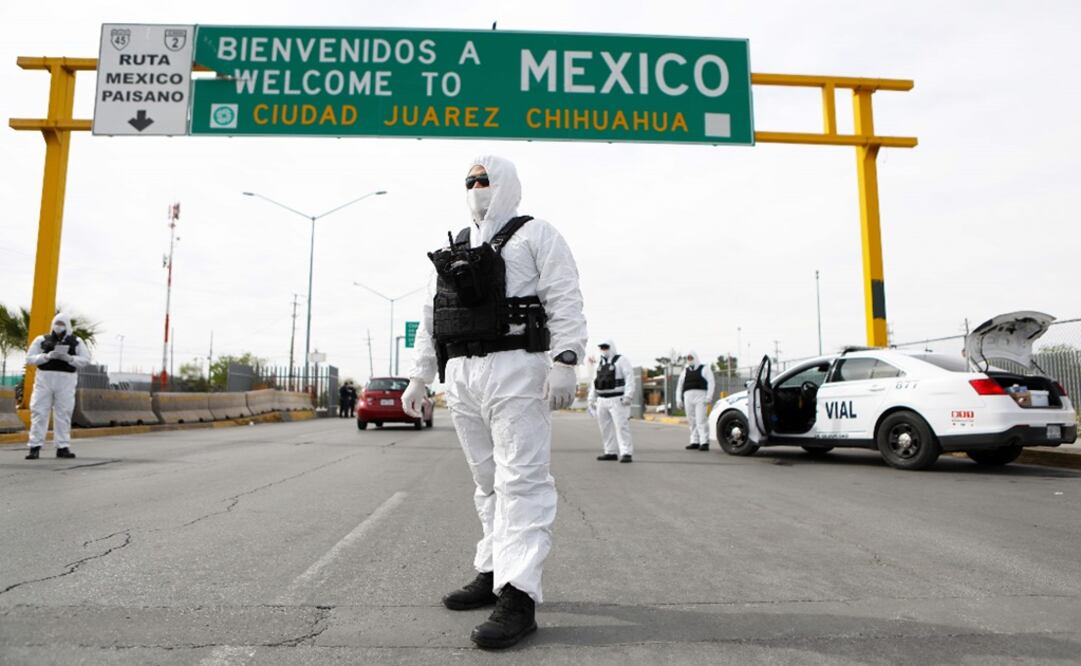Chihuahua State Police members, wearing protective suits, take part in an information and prevention campaign against the coronavirus – Photo: Herika Martínez/AFP