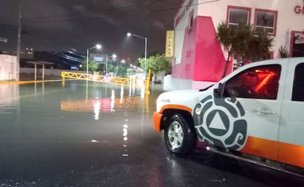 Reportan vialidades inundadas en Monterrey tras fuertes lluvias