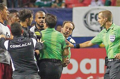 Concacaf acepta fallas arbitrales