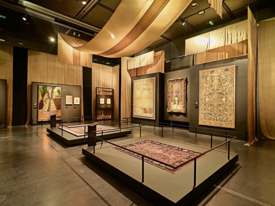 En la magna exposición hay 12 alfombras de diseños orientales que combinan la seda con otros materiales e hilos de oro; algunos fueron creados con fines meramente y otros para un uso religioso y ceremonial. Foto: The Museum of Islamic Art / Qatar Museums