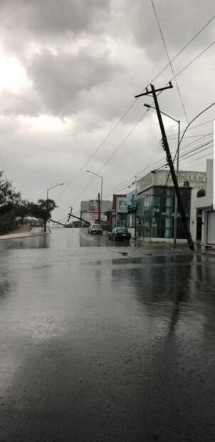 Lluvias dejan daños y caos vial en Monterrey