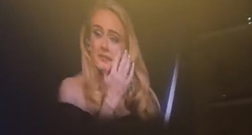 Adele rompe en llanto en plena presentación en vivo: "Estoy tan asustada y nerviosa" 