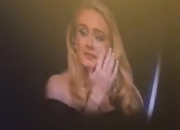 Adele rompe en llanto en plena presentación en vivo: "Estoy tan asustada y nerviosa"