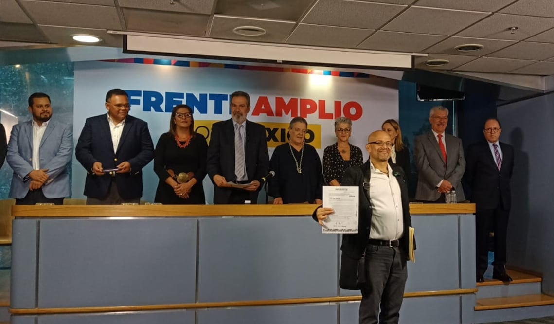 Israel Rivas Bastida fue el primer aspirante ciudadano en registrarse a la candidatura presidencial del Frente Amplio por México.