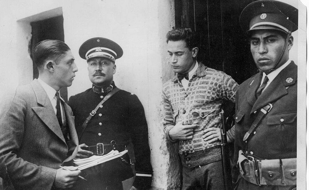 José de León Toral entre dos guardias de la prisión de Lecumberri siendo entrevistado por un reportero de EL UNIVERSAL. Foto: Fototeca El Universal