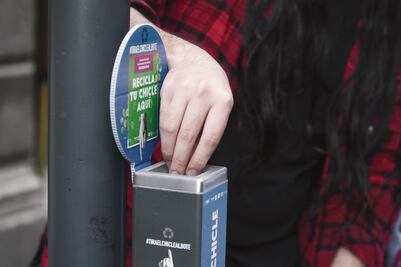 No quieren más chicles pegados en las calles 