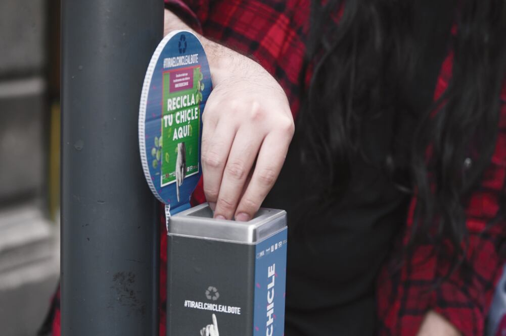 Autoridades capitalinas y la iniciativa privada colocaron 75 depósitos especiales en postes de luminarias en calles principales del Centro Histórico como Francisco I. Madero. (FOTO: ALEJANDRA LEYVA. EL UNIVERSAL)
