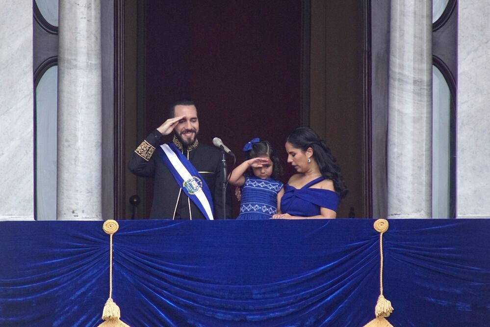 El Congreso de El Salvador aprobó una ley que permite legalizar armas de fuego sin registro. Los ciudadanos tendrán 90 días para registrar sus armas en el Ministerio de Defensa. Foto: AP/Archivo