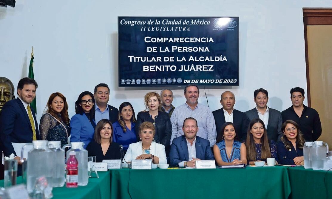 Taboada compareció ante comisiones del Congreso capitalino. Al final la foto se la tomó sólo con diputados del PAN y PRD.