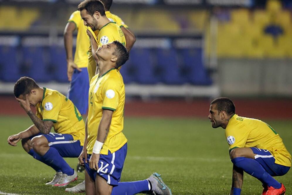 Los jugadores de Brasil se lamentan tras ser eliminados. EFE