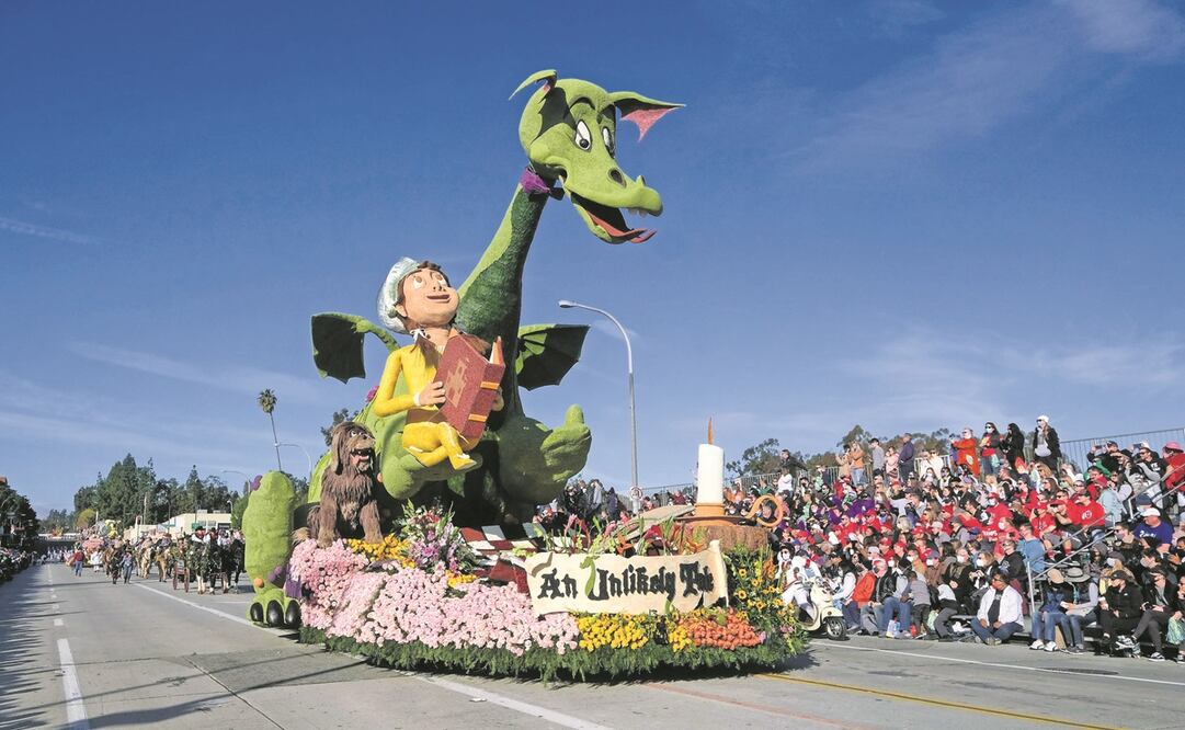 Uno de los carros alegóricos del tradicional Desfile de las Rosas circula por una calle en Pasadena, California, donde se decidió retomar este evento de Año Nuevo, pese a la expansión de ómicron. Foto: Ringo Chiu. AFP