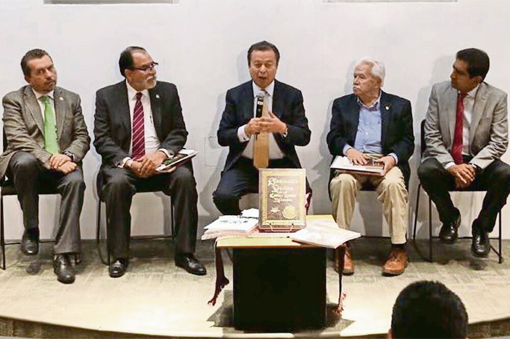 El coordinador de la bancada del PRI en la Cámara de Diputados, César Camacho Quiroz (centro), quien encabezó la presentación del libro La Constitución de 1917: de la Ley Agraria al desarrollo rural sustentable (TOMADA DE TWITTER)