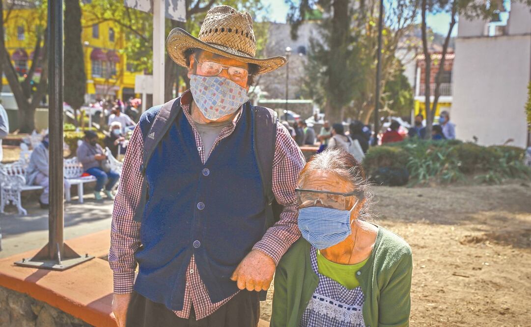 Vecinos de Milpa Alta esperaron en el jardín San Martín a que abriera el Centro de Salud T-II Dr. Luis Alberto Erosa León. Foto: Diego Simón. EL UNIVERSAL