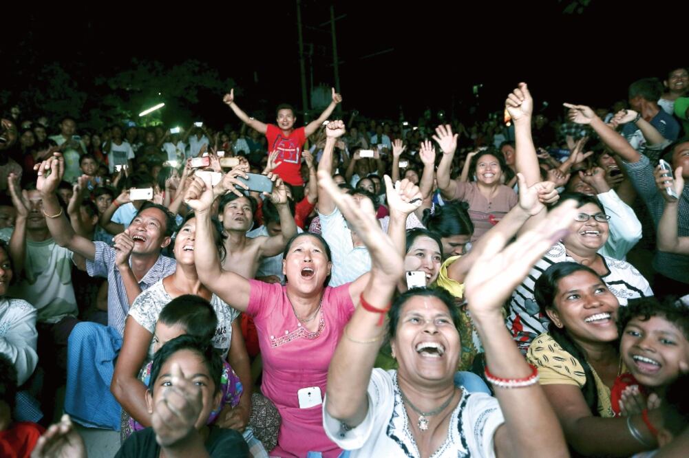 Simpatizantes de la Liga Nacional para la Democracia (LND), de la premio Nobel de la Paz, Aung San Suu Kyi, celebran mientras esperan resultados (OLIVIA HARRIS. REUTERS)