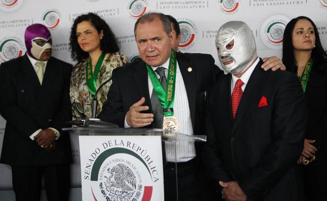 El Hijo del Santo con el Senador José Antonio Blázquez durante la iniciativa de para la asistencia médica gratuita. Archivo