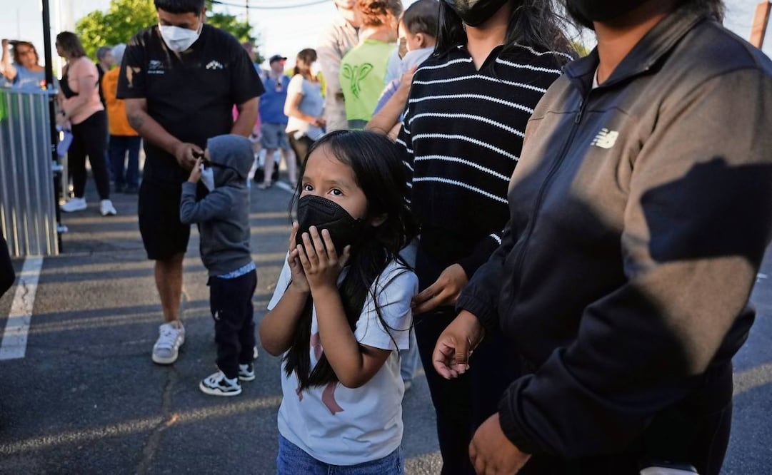 Una menor espera a que su padre sea liberado de Delaney Hall, el 28 de mayo pasado. Foto: Angelina Katsanis / AP