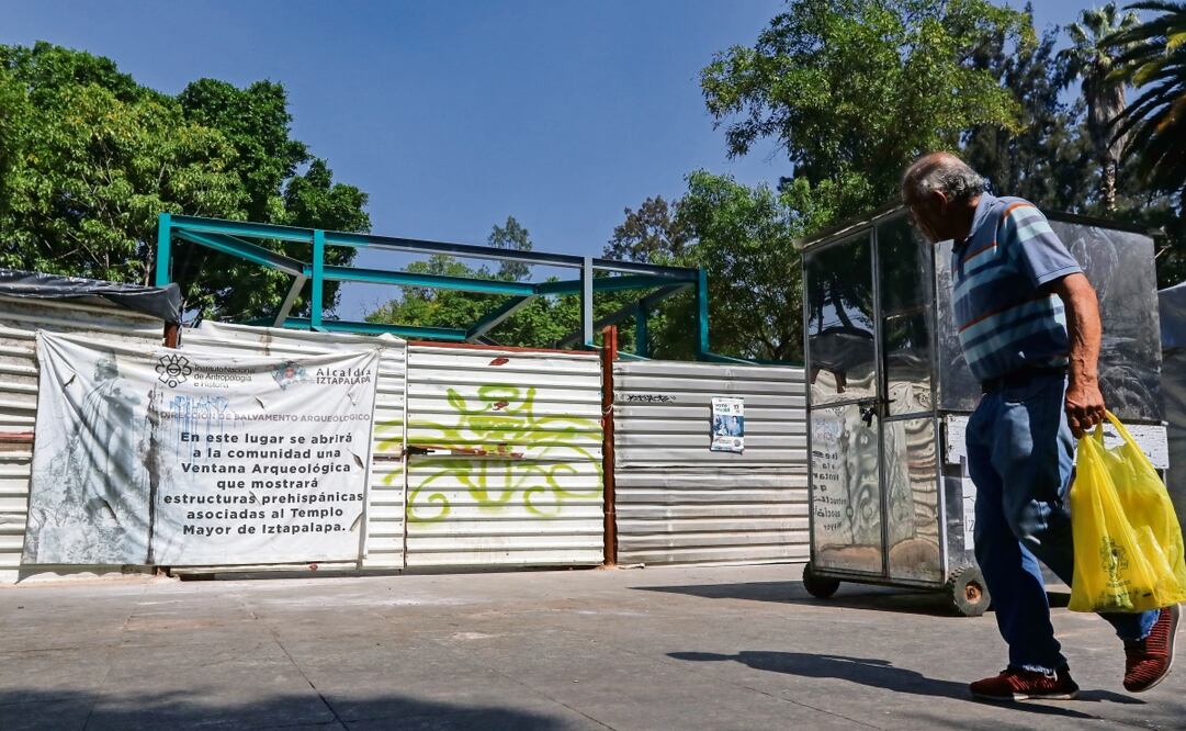 Desde que inició la construcción de la ventana arqueológica, el área de las obras está cercada con láminas de aluminio, con las cuales fueron habilitadas puertas provisionales donde ingresa el personal a cargo y en las que hay un cartel que informa al público el tipo de trabajos que se realizan. Foto: Axel Sánchez / EL UNIVERSAL