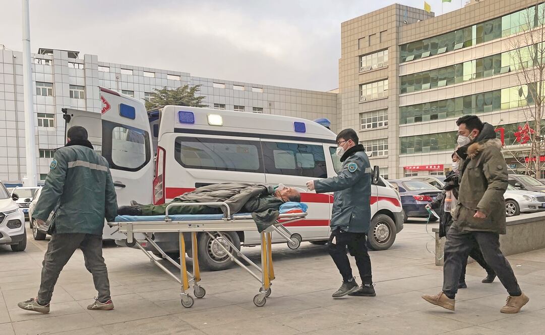 Trabajadores médicos empujan a un hombre frente a una ambulancia en el Hospital Central No. 2 de Baoding, en la ciudad de Zhuozhou, en la provincia de Hebei. Foto: AP