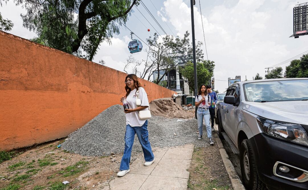 Ciudadanos que transitan por la zona de obras de la Línea 3 tienen que caminar entre material de construcción que se encuentra a su paso sobre las aceras. Foto: Gabriel Pano / EL UNIVERSAL