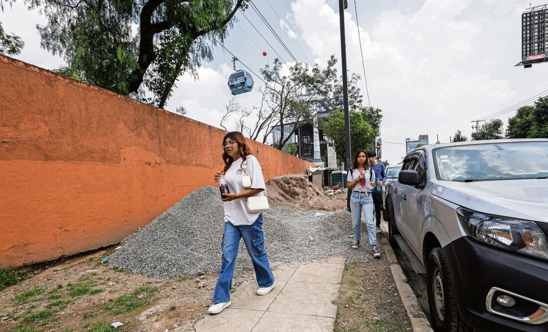 Ciudadanos que transitan por la zona de obras de la Línea 3 tienen que caminar entre material de construcción que se encuentra a su paso sobre las aceras. Foto: Gabriel Pano / EL UNIVERSAL