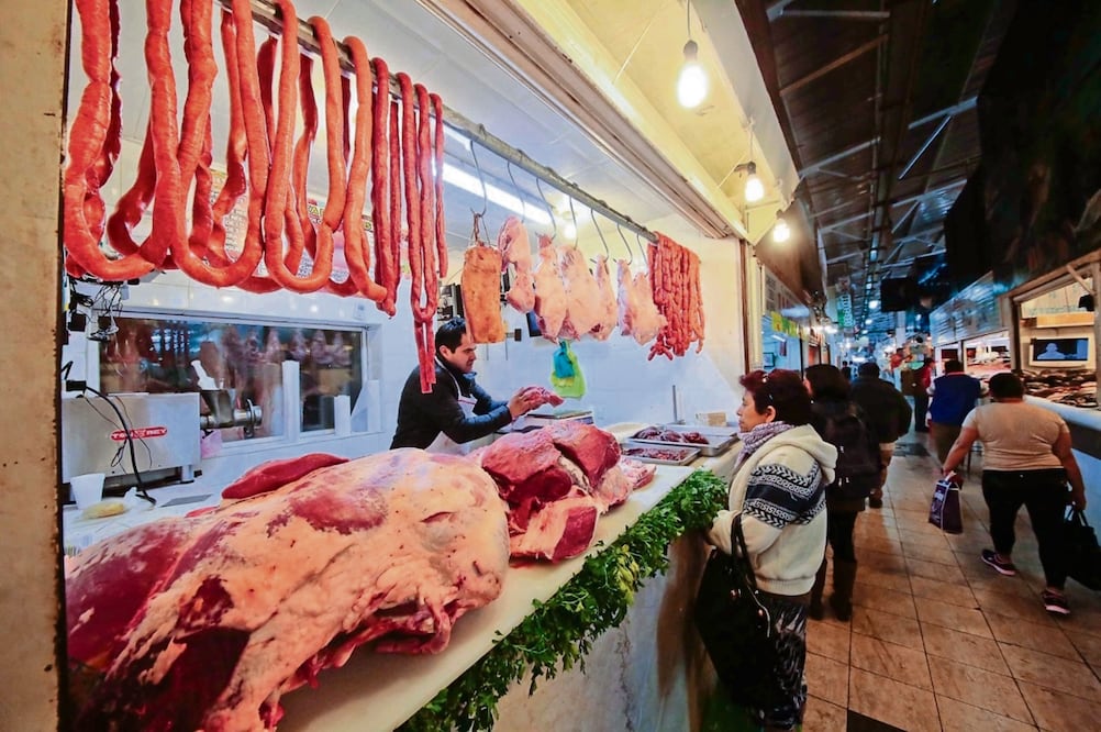 Existen problemas con el suministro de bienes y servicios, principalmente alimentos y bebidas, lo que empuja la inflación, indican expertos. Foto: Archivo / EL UNIVERSAL