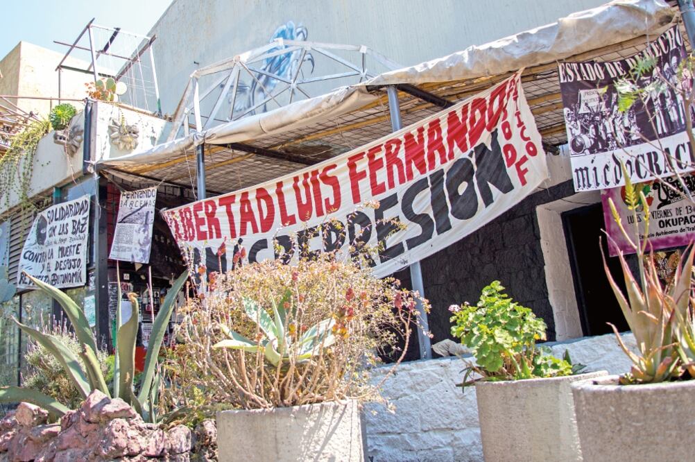En el auditorio de la Facultad de Filosofía y Letras hay pancartas que llaman a resguardar el recinto, que dicen es emblema de la lucha estudiantil. FOTO: JOSÉ DÍAZ. CUARTOSCURO