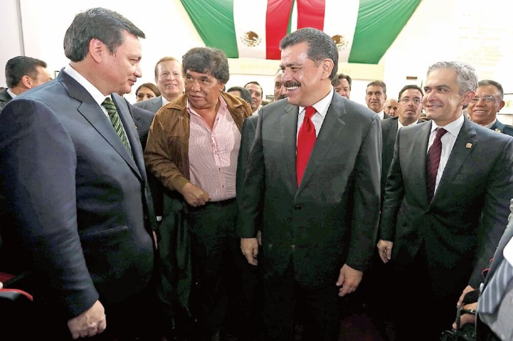 Miguel Ángel Osorio Chong y el Jefe de Gobierno del Distrito Federal, Miguel Ángel Mancera Espinosa, acudieron a la ceremonia (ESPECIAL)
