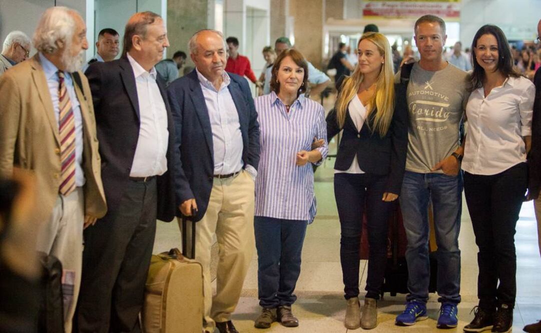 Representantes de la oposición venezolano recibieron ayer a senadores españoles en el aeropuerto de Caracas, en un viaje que en principio se alargará hasta el viernes y en la que tratarán de visitar a los presos políticos de esta formación   Foto: EFE