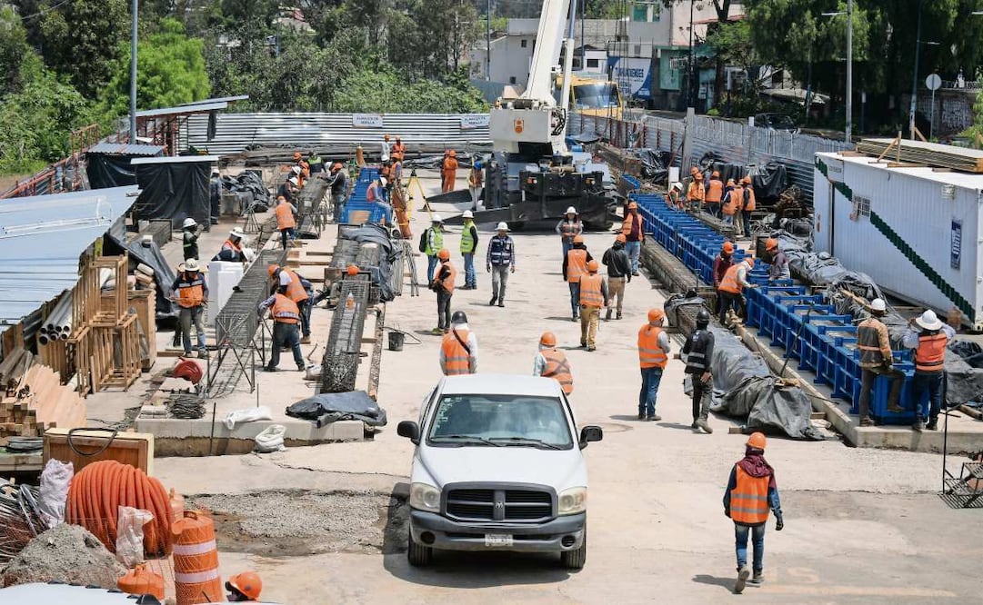 Los trabajos en la estación de Tláhuac, que conecta con la Línea 12 del Metro, ya reportan un avance con la delimitación del área de las obras. Fotografías: Santiago Cadena