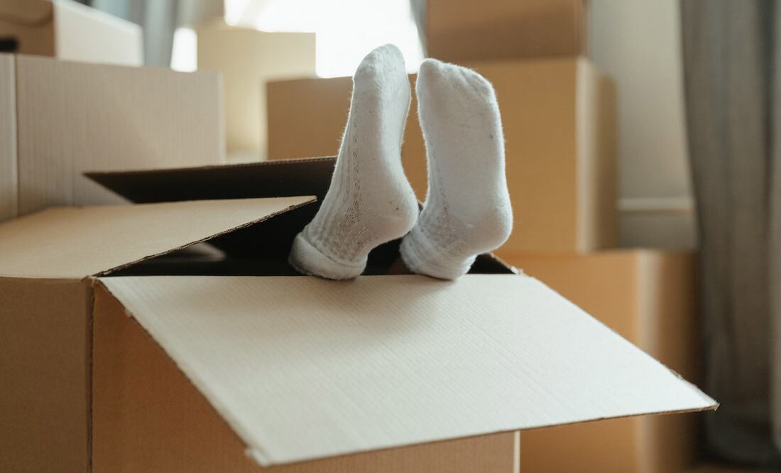 Remoja tus calcetines blancos en agua tibia con bicarbonato para eliminar manchas difíciles. Foto: Pexels