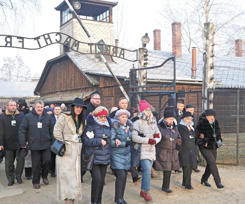 Los exprisioneros del campo de concentración nazi en Auschwitz, al llegar a la Puerta de la Muerte durante el 75 aniversario por la liberación. ANDRZEJ GRYGIEL. EFE
