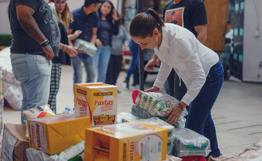 Aspirante presidencial, Claudia Sheinbaum, recibiendo víveres en su oficina en Ciudad de México. Foto: Twitter @Claudiashein