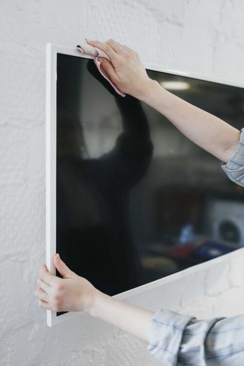 Cómo limpiar la pantalla de tu televisión para no dañarla